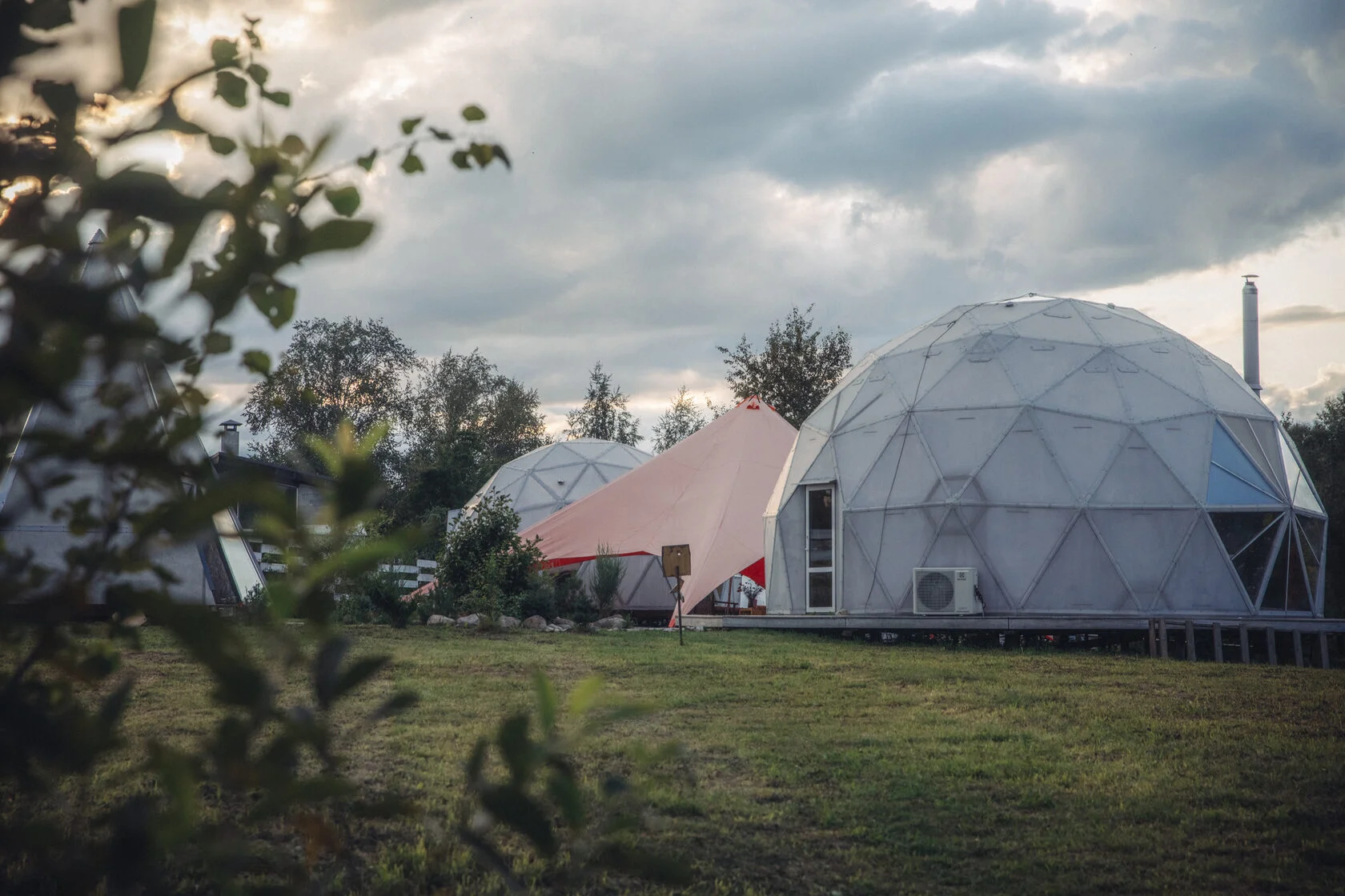 Вид на локацию - главный корпус